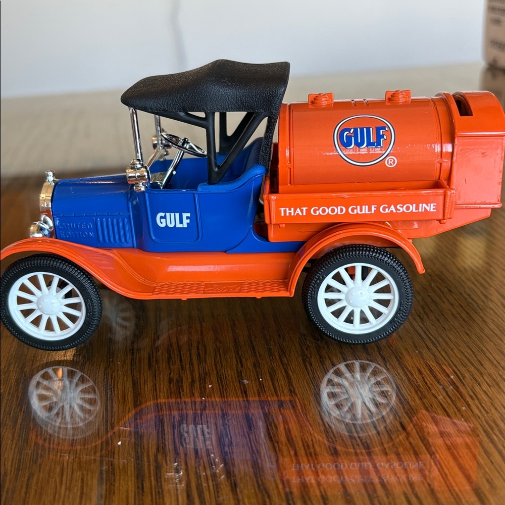 1995 ERTL Co. Gulf 1918 Ford Tanker Bank Stock Number F837